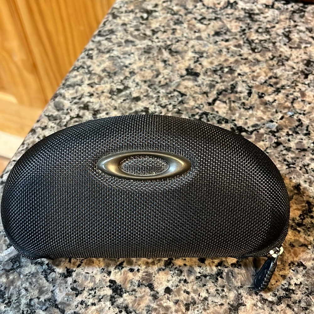 Black like new Oakley sunglasses
